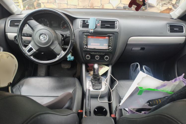 Used Volkswagen Sagitar 2014 Revised Version 1.6L Automatic Comfort Edition Center Console