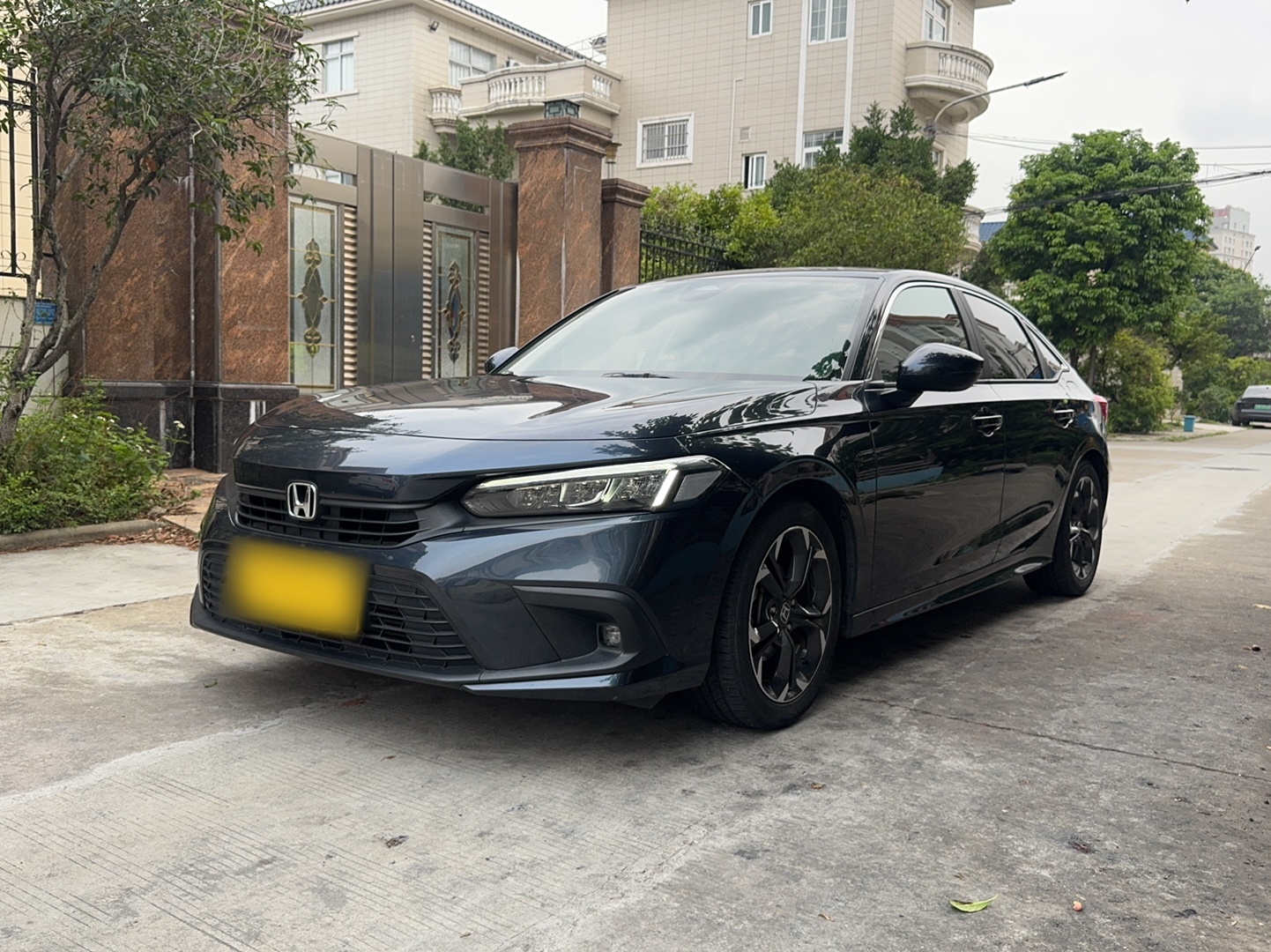 تحت مقدمة السيارة