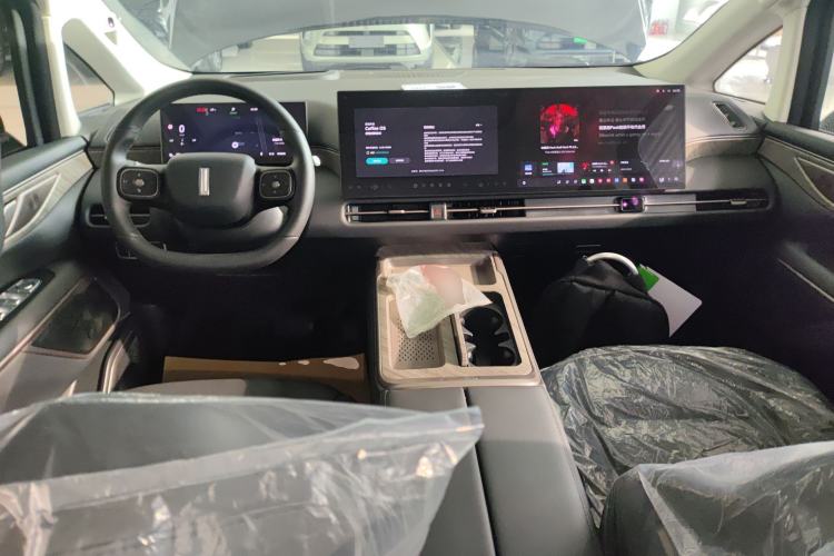 Used Wey Gaoshan 2025 Four-Wheel Drive Alpine 8 Center Console