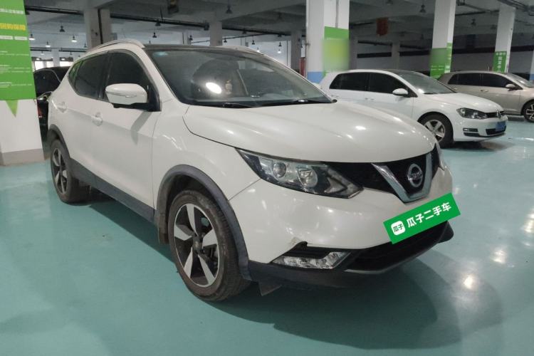 Used Nissan Qashqai 2016 2.0L CVT Luxury Edition Front Right 45 Deg