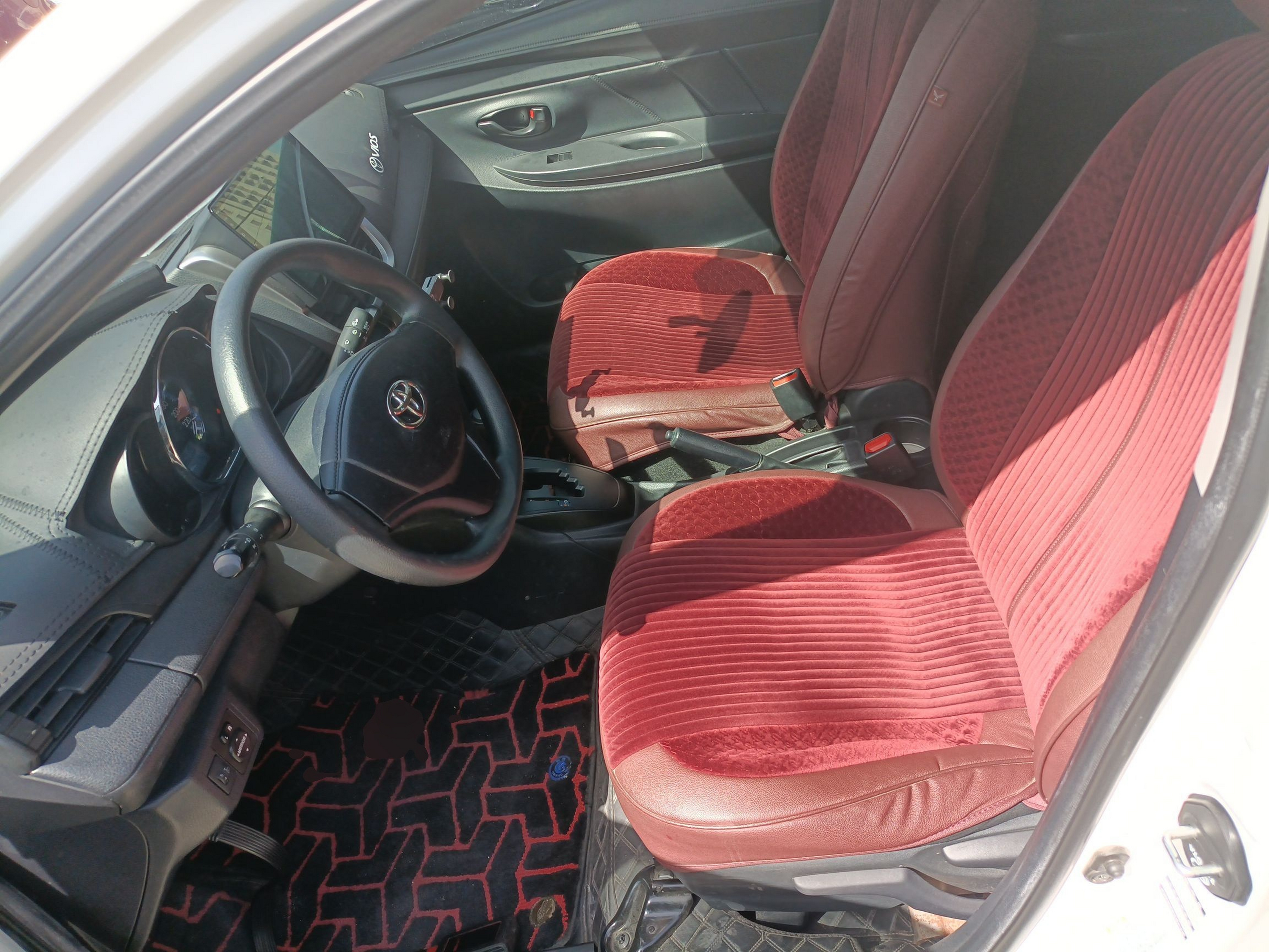 المقاعد الأمامية داخل السيارة