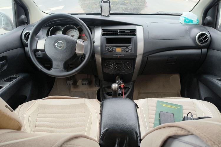 Used Nissan Livina 2010 JINRUI Edition 1.6L Manual Smart Model Center Console