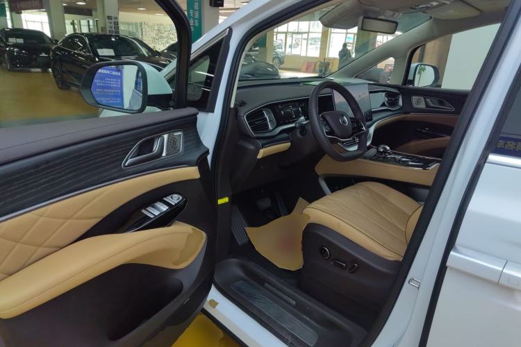 Used Denza D9 2024 EV 600 Four-Wheel-Drive Flagship Model Driver Seat