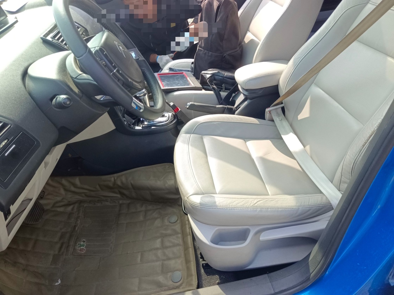 Переднее сиденье в автомобиле