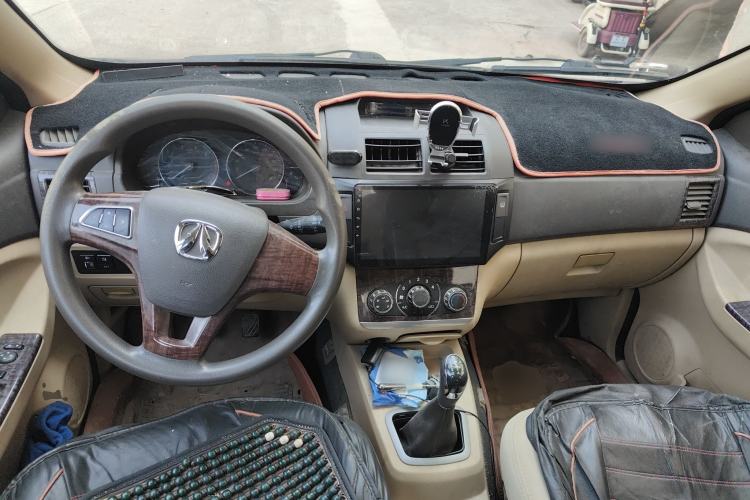 Used BAIC Weiwang M30 2015 1.5L Comfort version DAM15 Center Console
