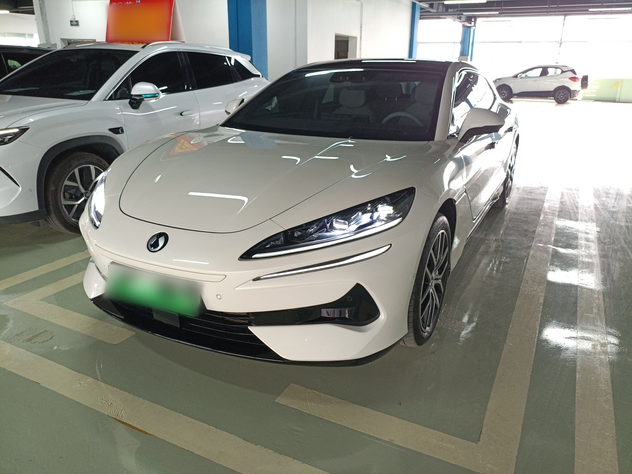 Под передней частью автомобиля