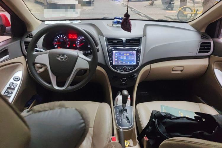 Used Hyundai Verna (older generation) 2011 Hatchback 1.4L Automatic Fashion GT Center Console