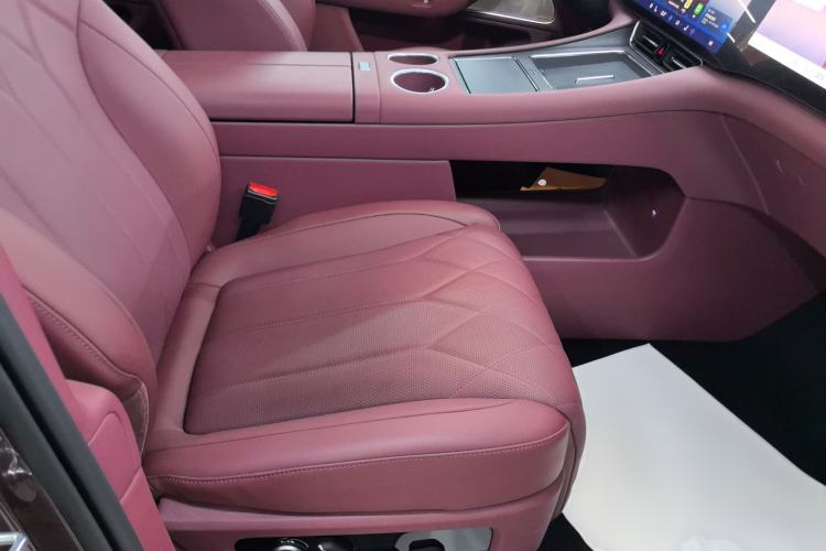 Used Hima AITO M8 2025 Extended-Range Ultra Version 53.4 kWh 5-Seater Edition Right Front Seat