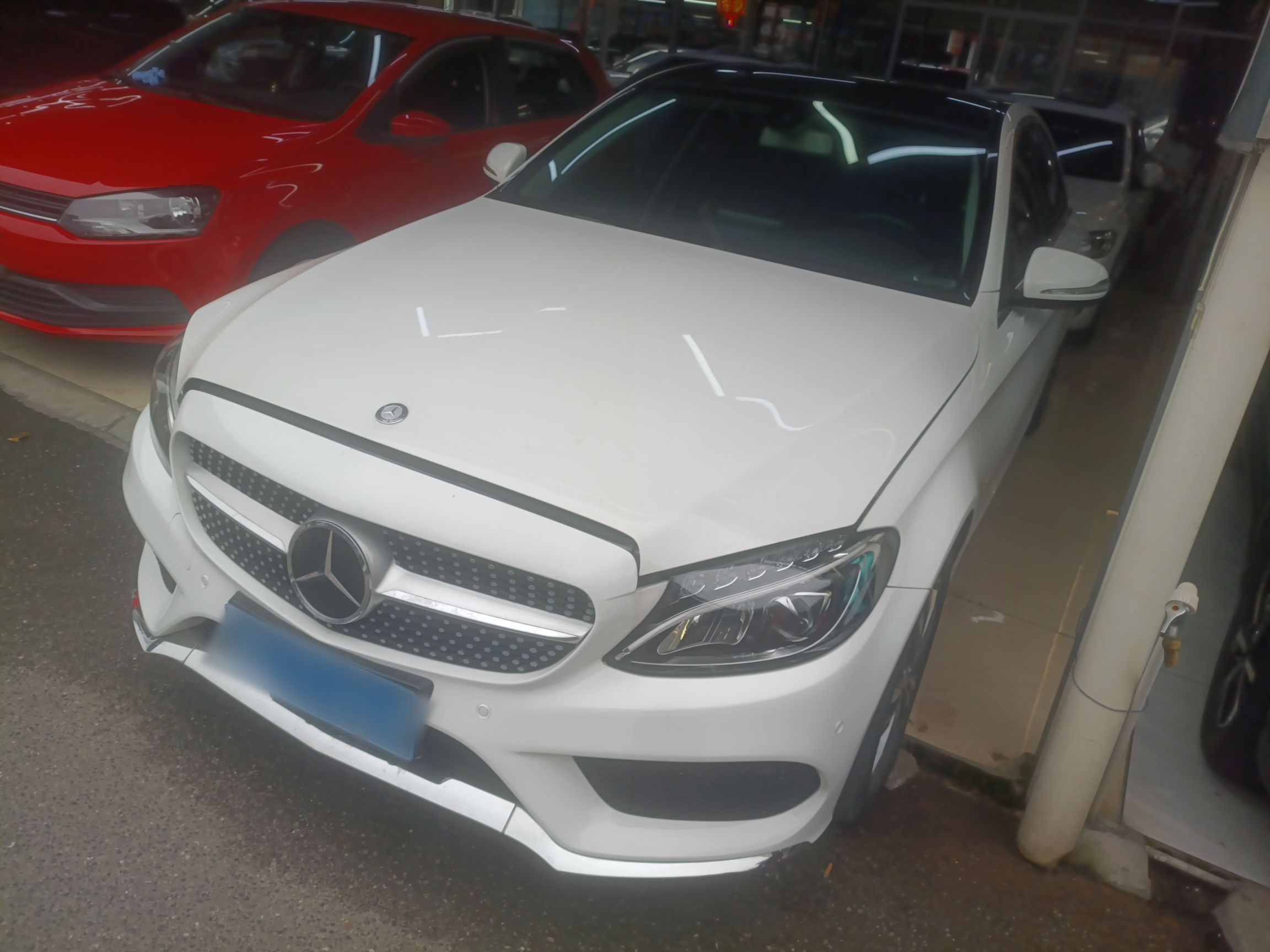 تحت مقدمة السيارة