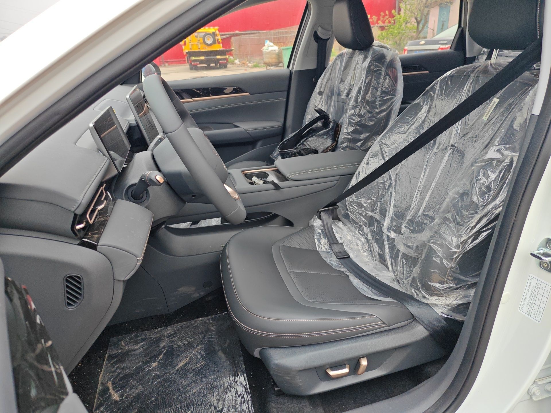 المقاعد الأمامية داخل السيارة