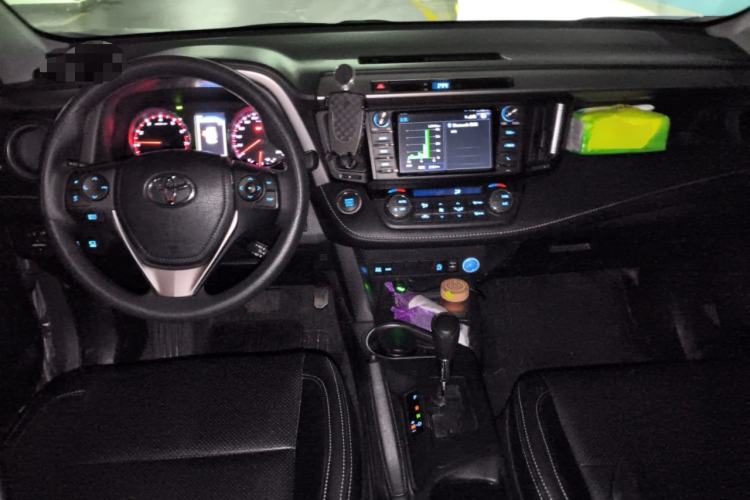 Used Toyota RAV4 2019 2.0L CVT Two-Wheel Drive Fashion X Limited Edition China VI Standard Center Console