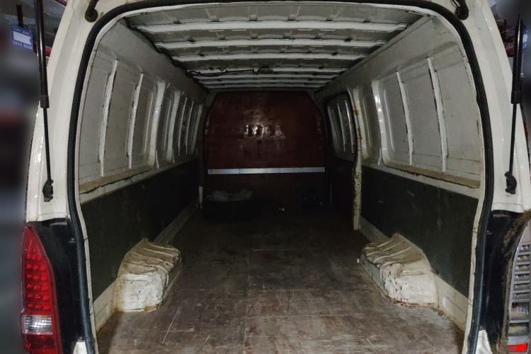 Used Farizon Xingxiang E6 2020 Van Model Low Roof 1365kg Payload Capacity Equipped with High-Capacity CATL Battery
