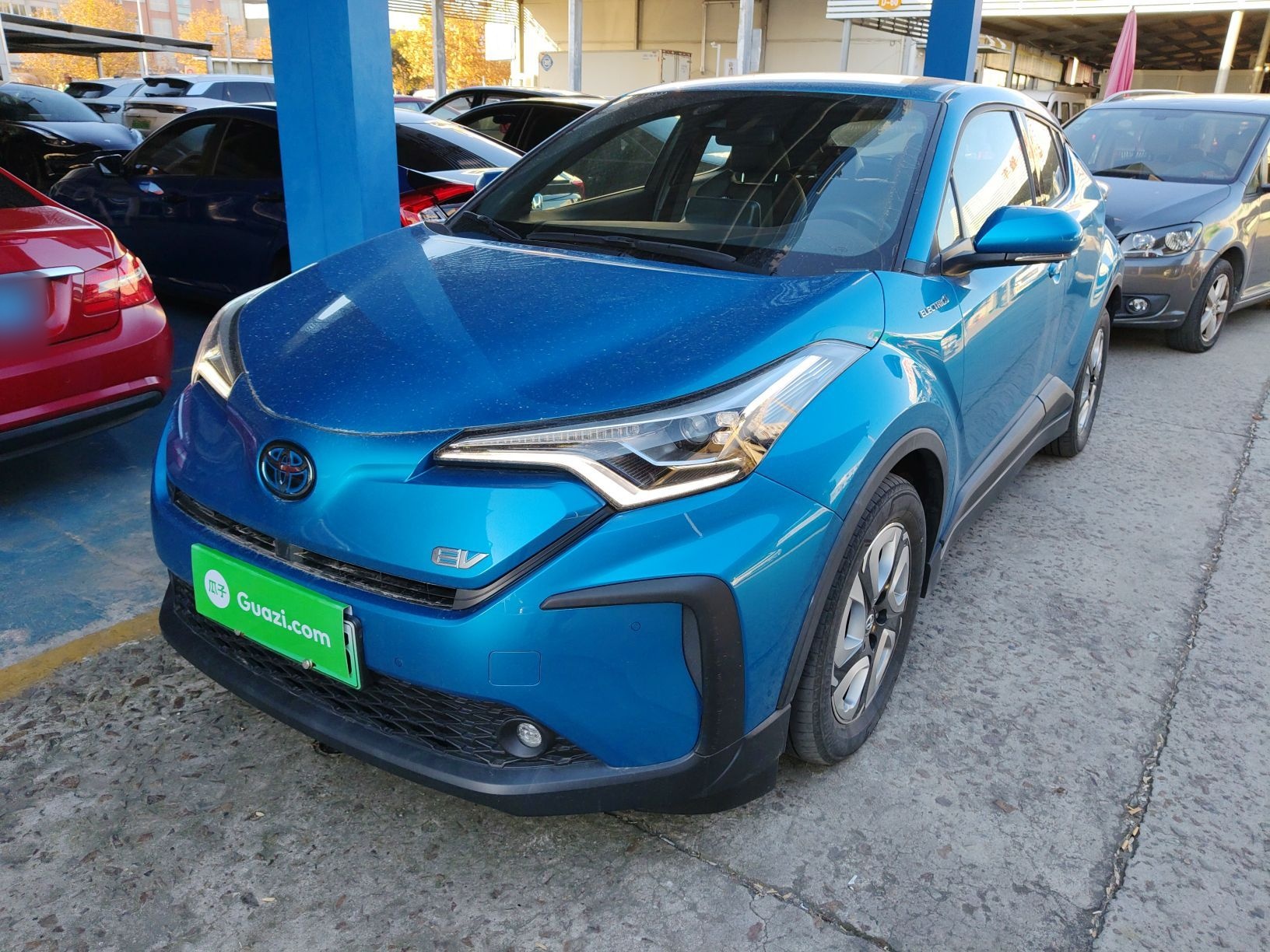 تحت مقدمة السيارة