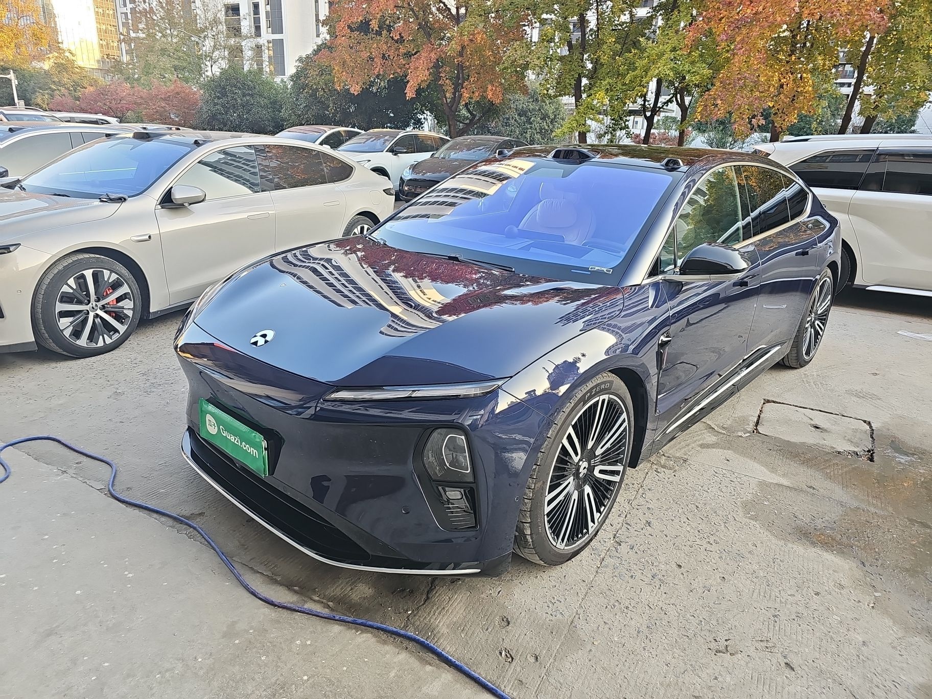 Под передней частью автомобиля