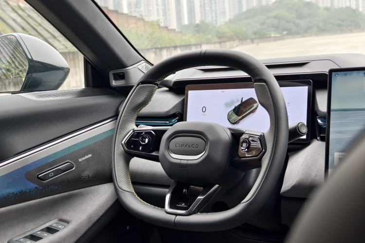 Used Lynk & Co 08 EM-P 2025 220 km All-Wheel-Drive Performance Halo
