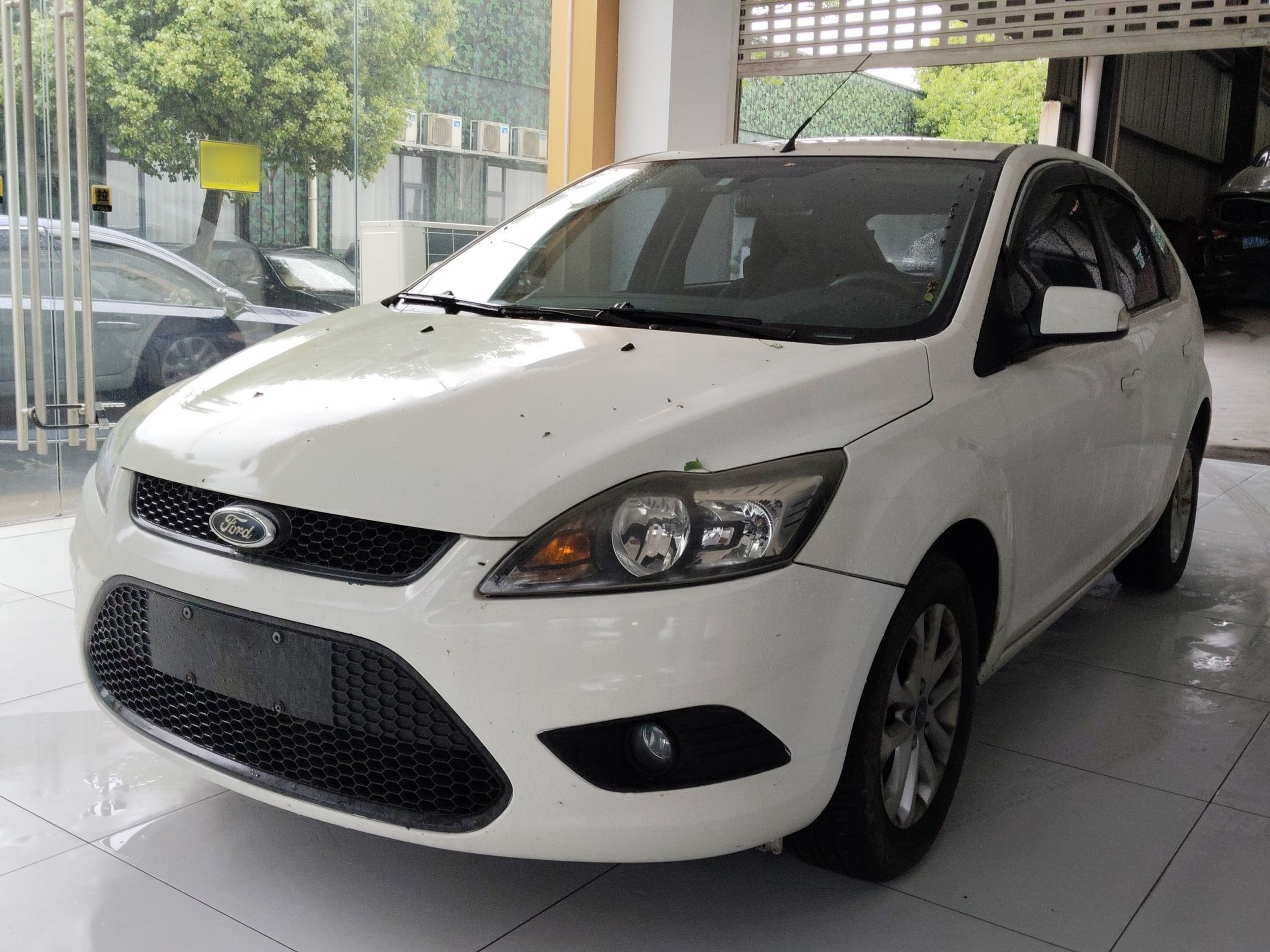 Под передней частью автомобиля