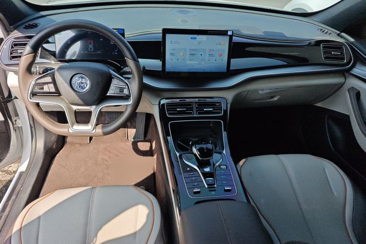 Used BYD Qin PLUS 2024 Honor Edition EV 420KM Leading Model Center Console