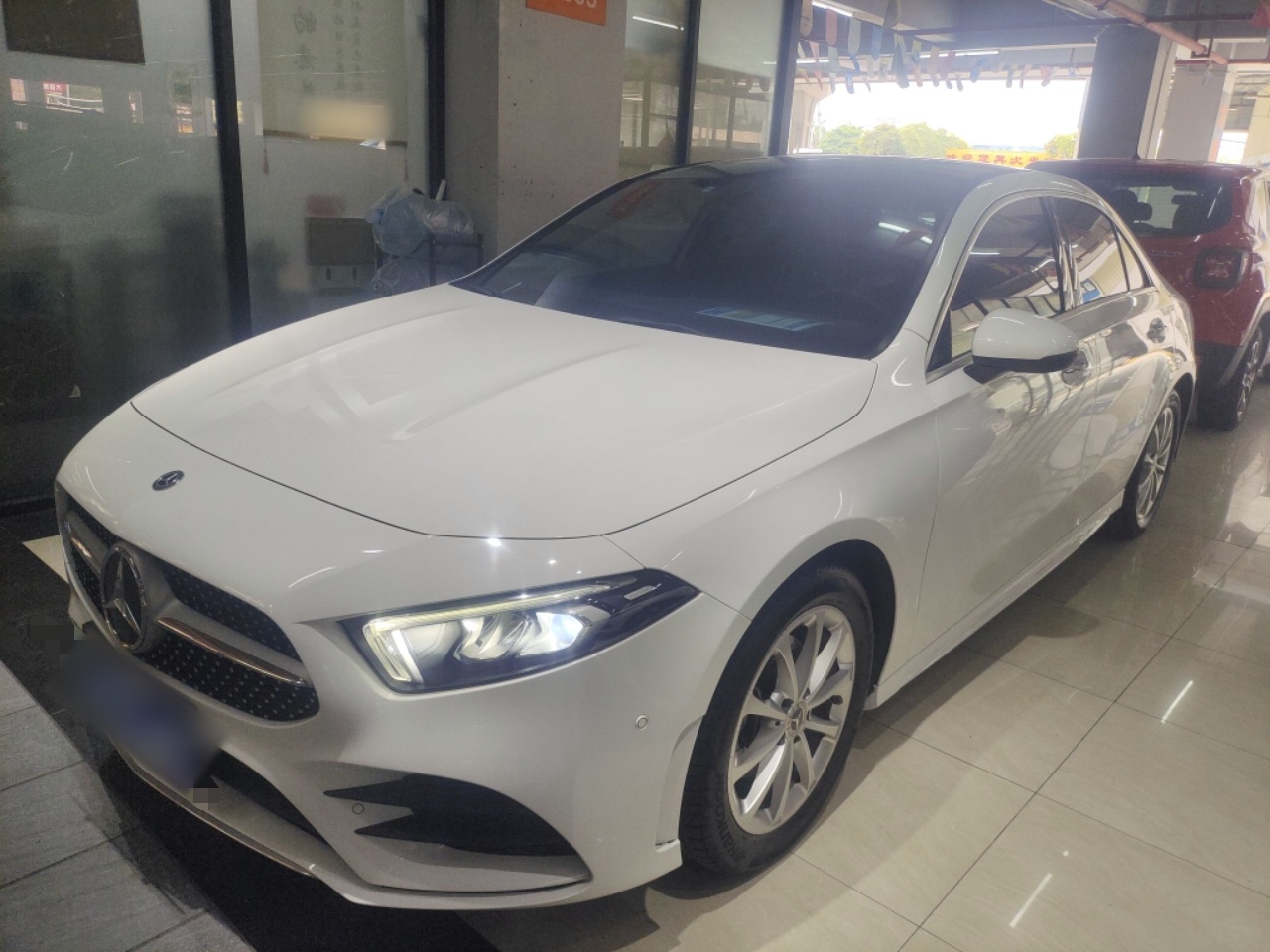 Под передней частью автомобиля