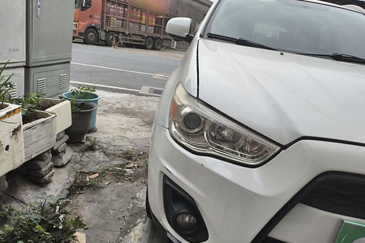 Used Mitsubishi ASX 2013 2.0L CVT Two-Wheel Drive Elite Edition Right Front Headlight