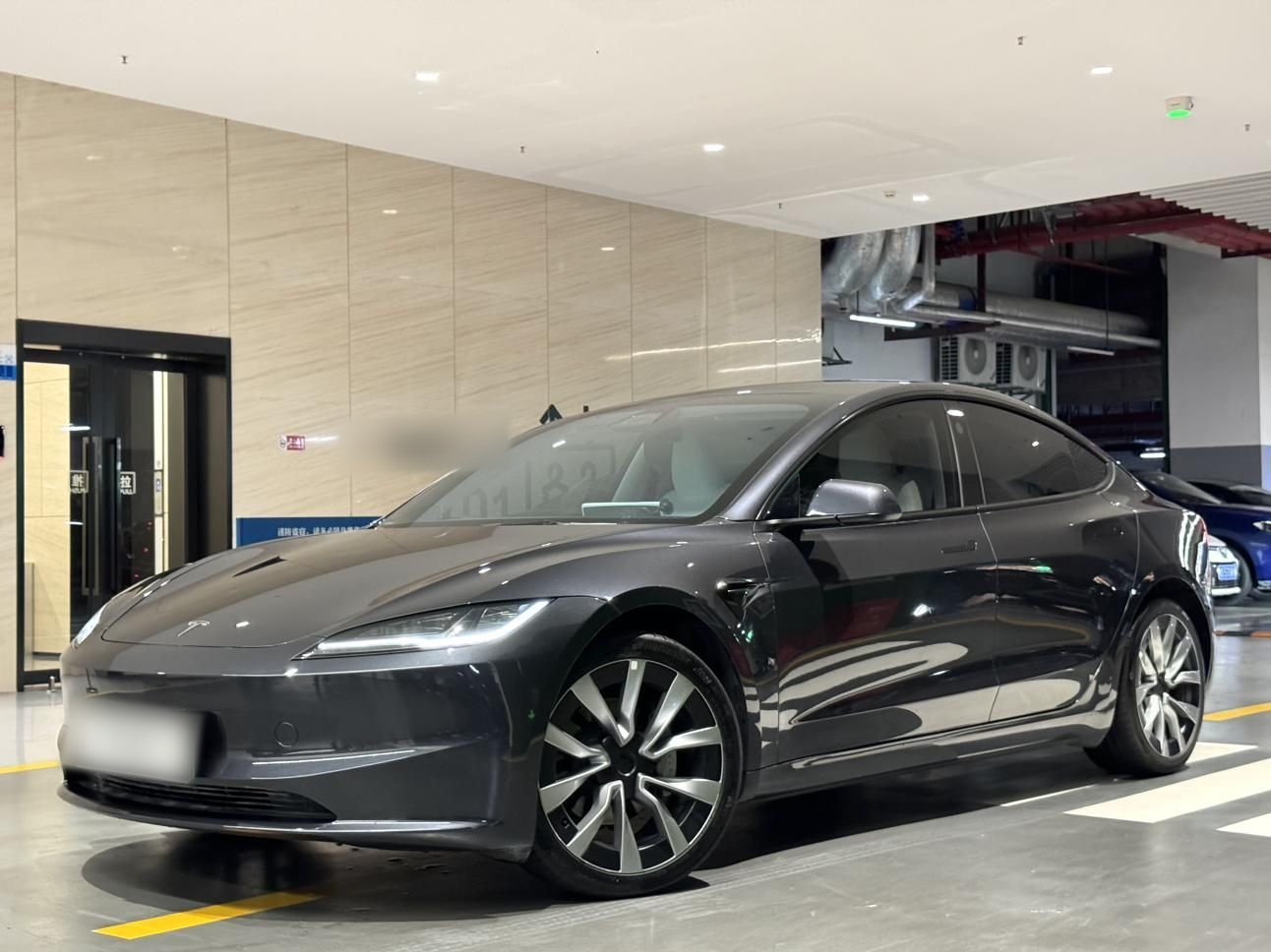 تحت مقدمة السيارة