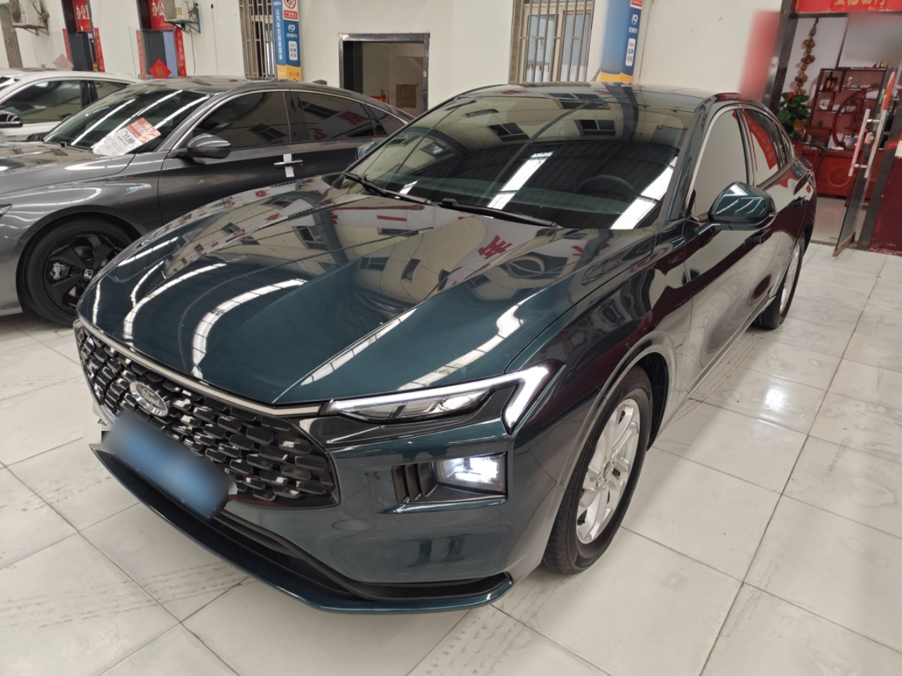 تحت مقدمة السيارة