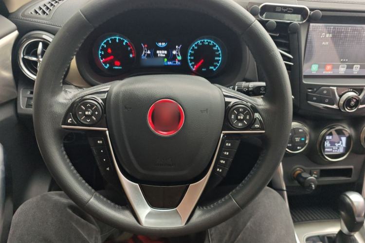 Used BYD Song 2017 Gaishe Upgrade Edition 1.5TID Automatic Elite Model Steering Wheel