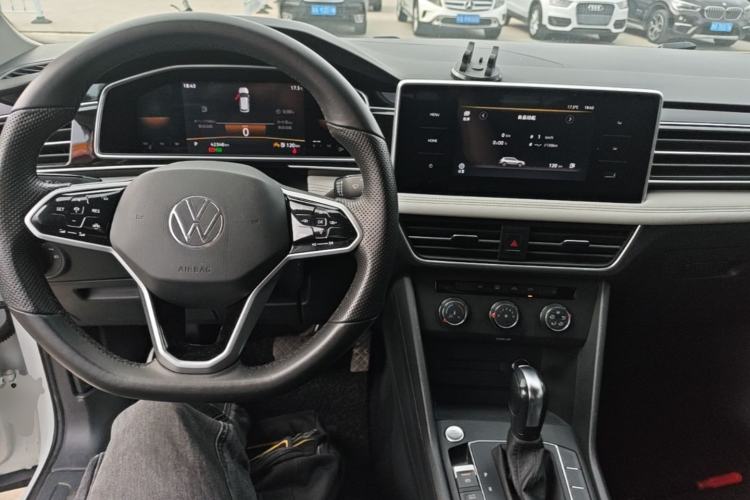 Used Volkswagen Tiguan L 2023 330TSI Automatic Two-Wheel Drive Comfort Edition Center Console