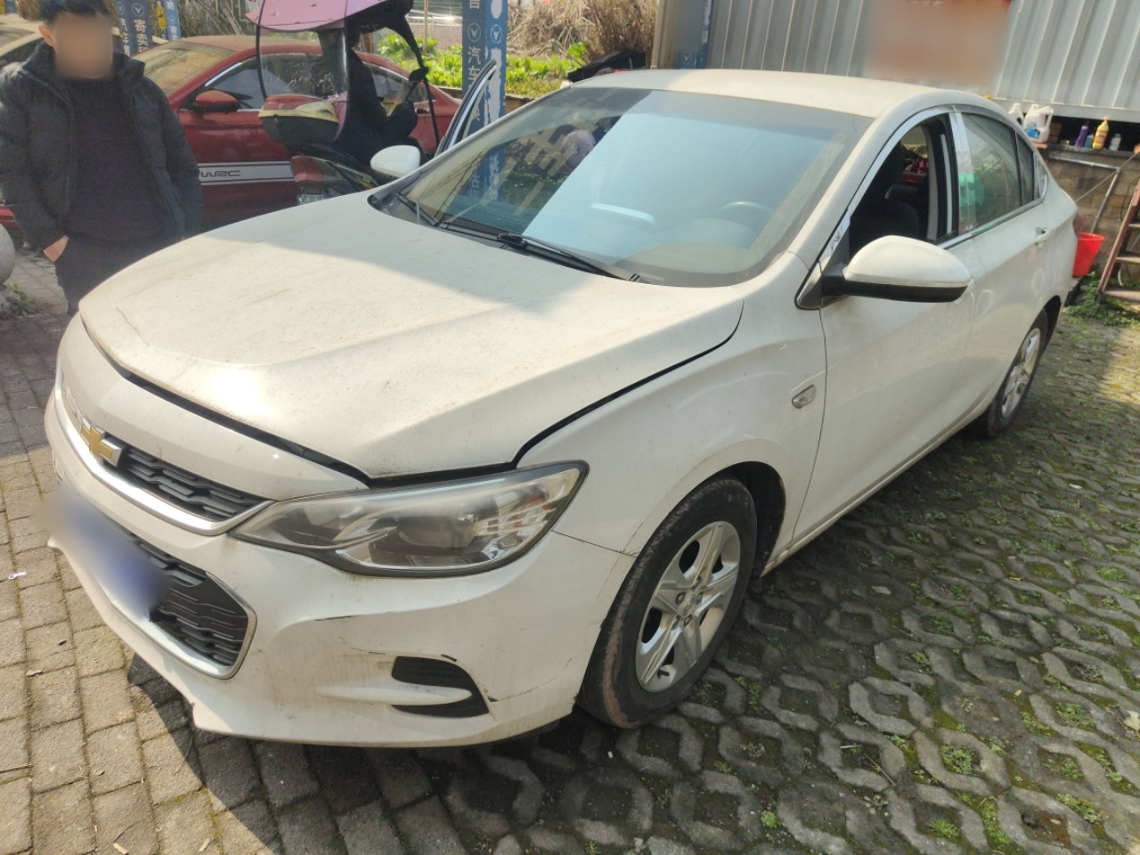 تحت مقدمة السيارة