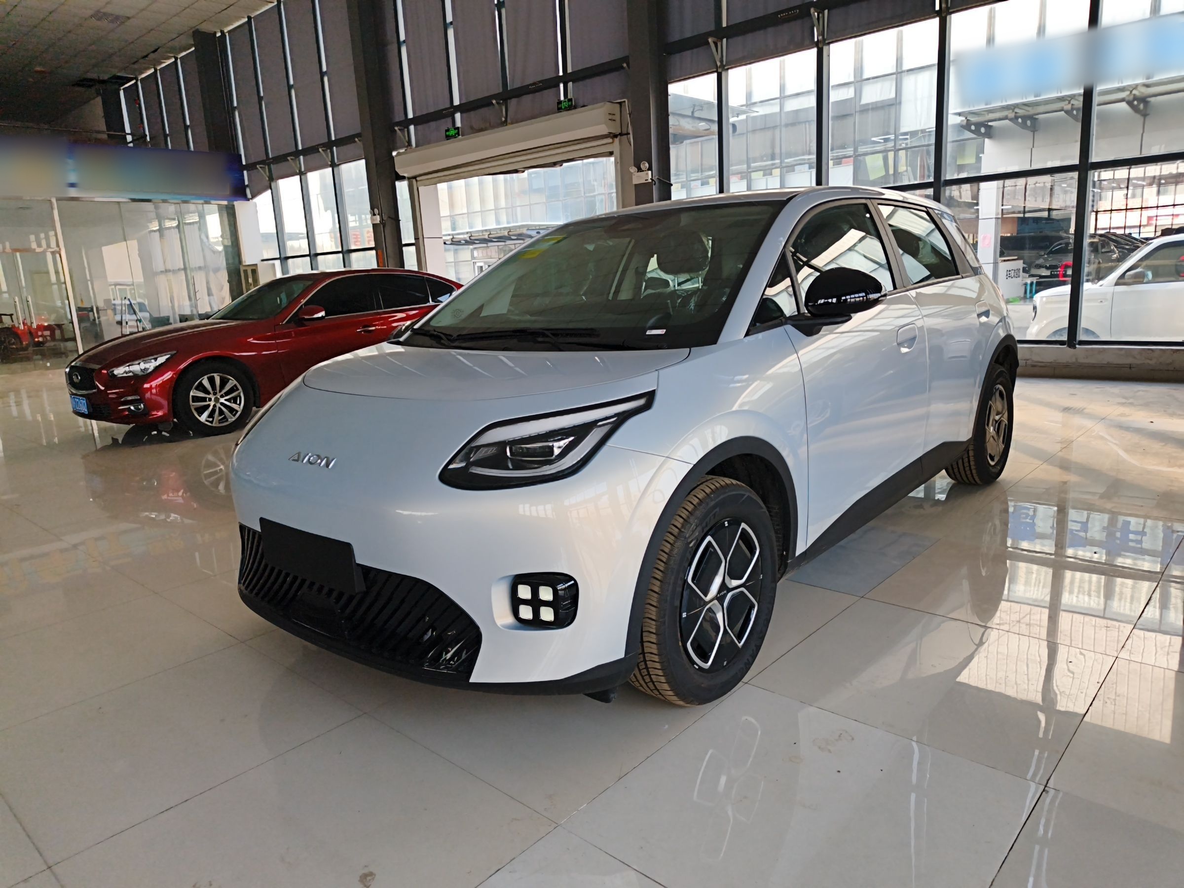 تحت مقدمة السيارة