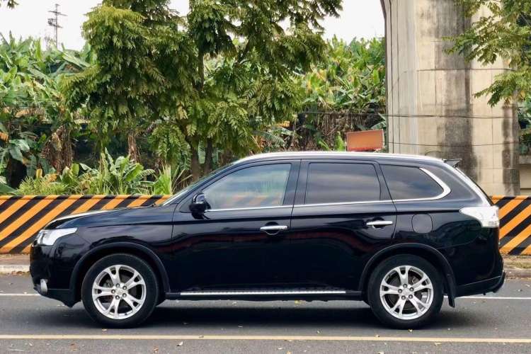 Used Mitsubishi Outlander 2014 2.4L 4x4 Deluxe Value Edition 5 Seats
