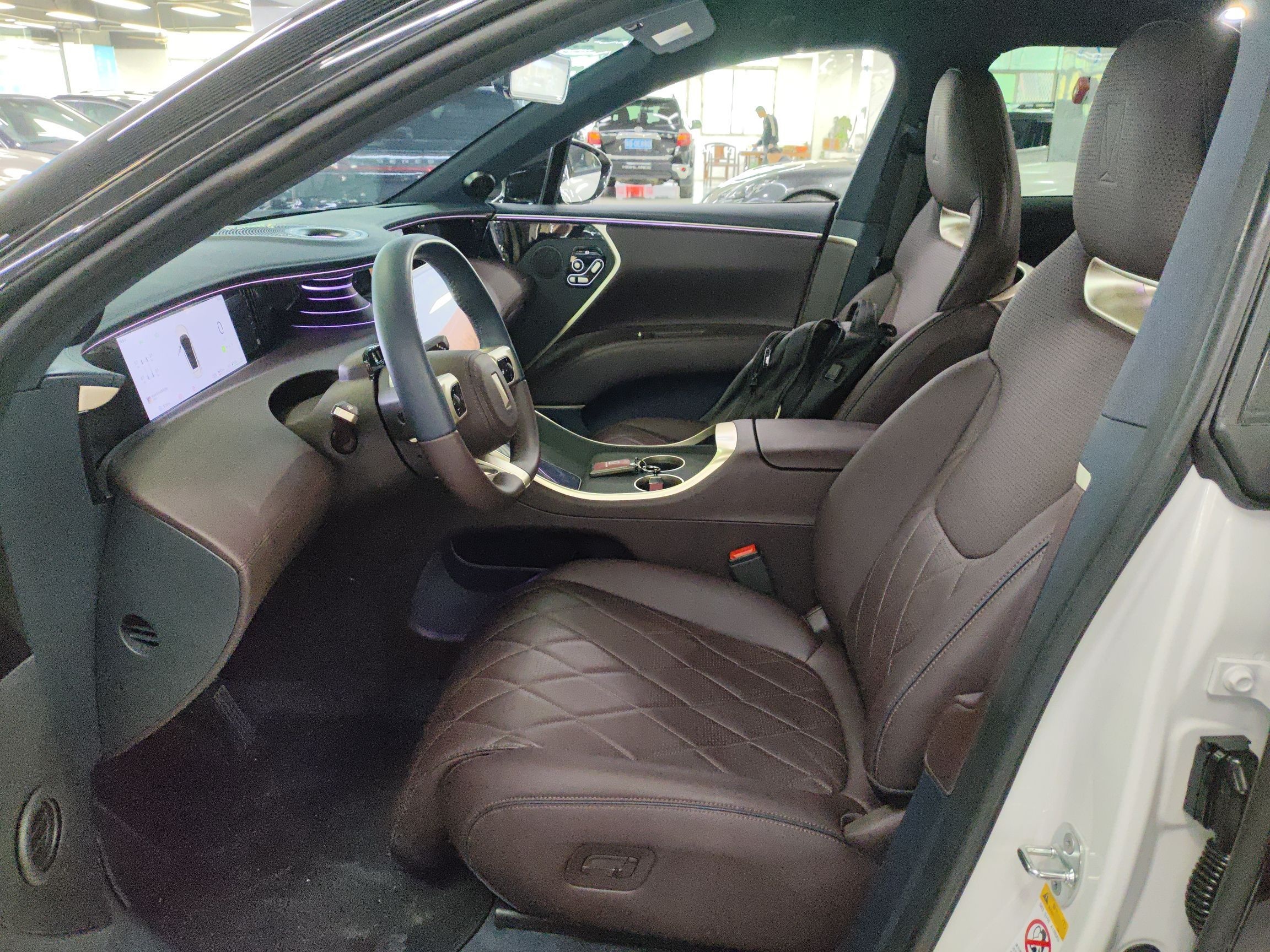 المقاعد الأمامية داخل السيارة