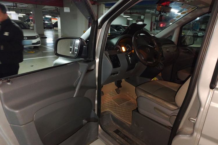 Used Mercedes-Benz Vito 2011 2.5L 7-seater executive version