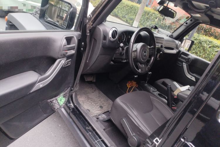 Used Jeep Wrangler 2014 3.0L Sahara Four-Door Edition Driver Seat