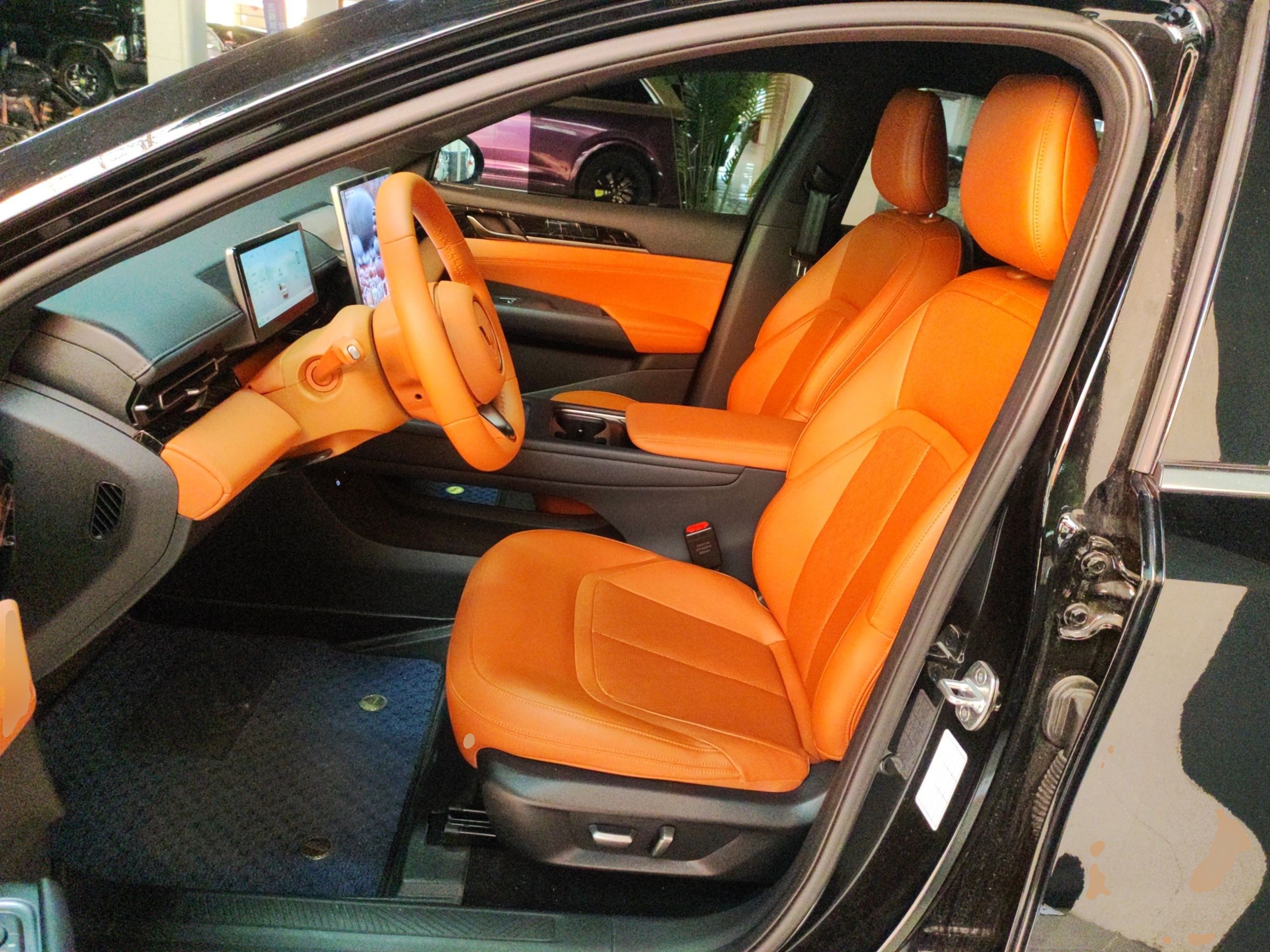 المقاعد الأمامية داخل السيارة