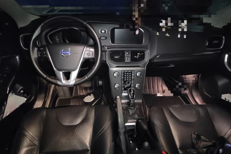 Used Volvo V40 2016 T4 Smart Luxury Edition Center Console