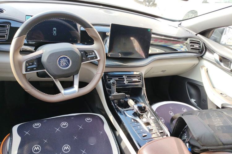 Used BYD Qin PLUS 2023 Champion Edition DM-i 55KM Leading Model Center Console