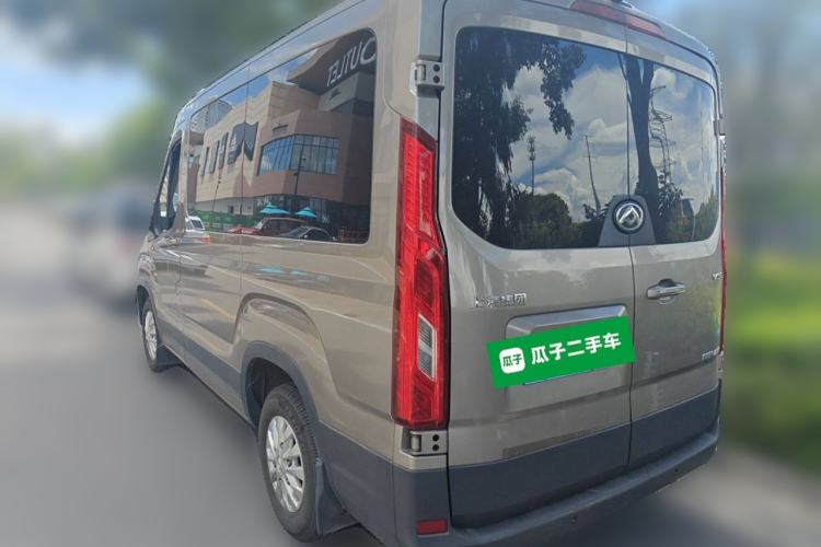 Used SAIC MAXUS Xintu V90 2022 2.0T AMT Yunjie Front-Wheel-Drive Short Wheelbase Mid-Roof Design with Single Rear Tire and 6 Seats