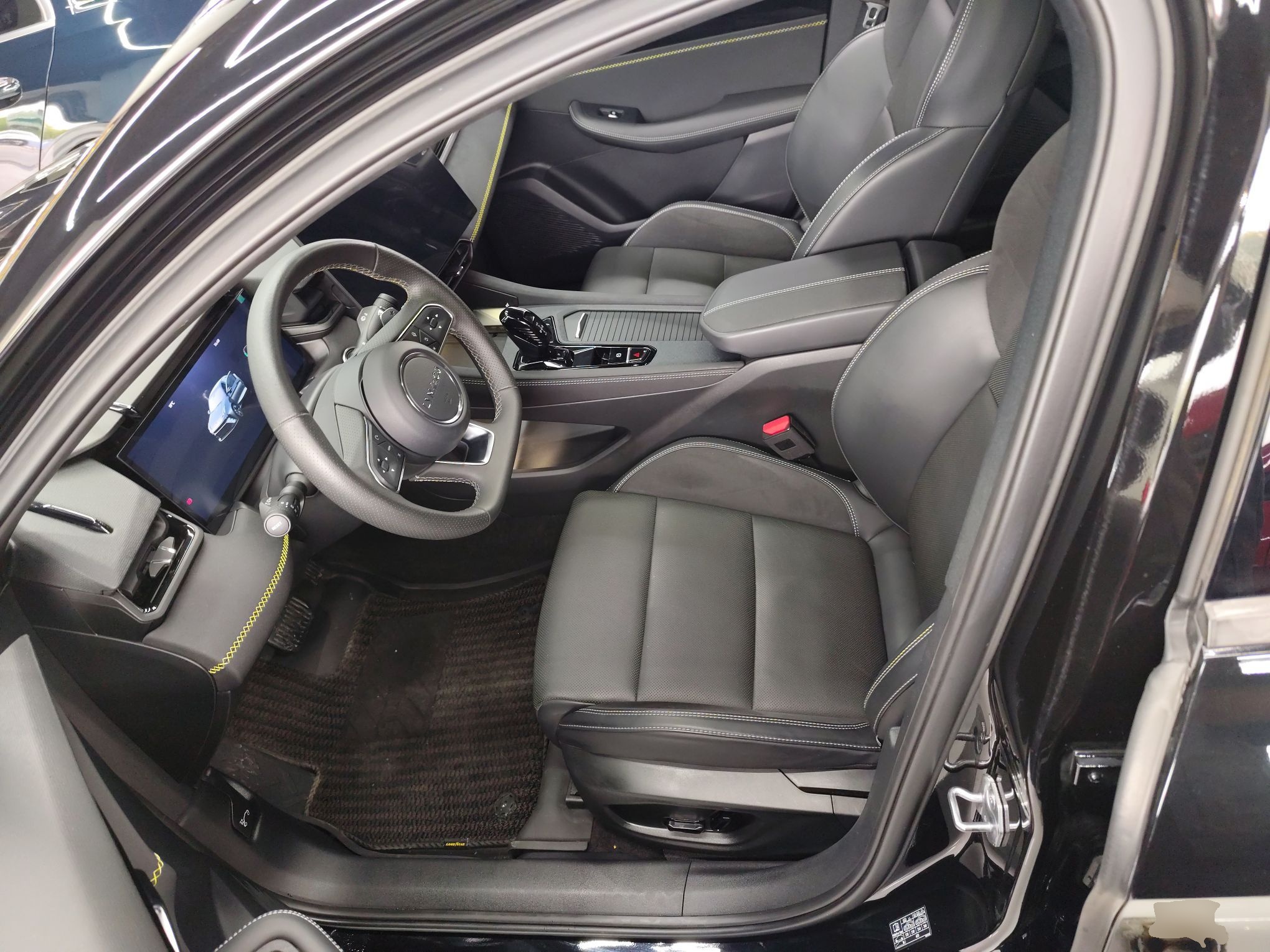 المقاعد الأمامية داخل السيارة