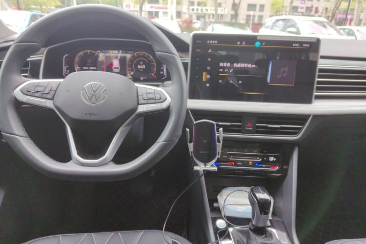 Used Volkswagen Tiguan L 2024 Outstanding Model 300TSI Automatic Two-Wheel Drive Longteng Edition Center Console