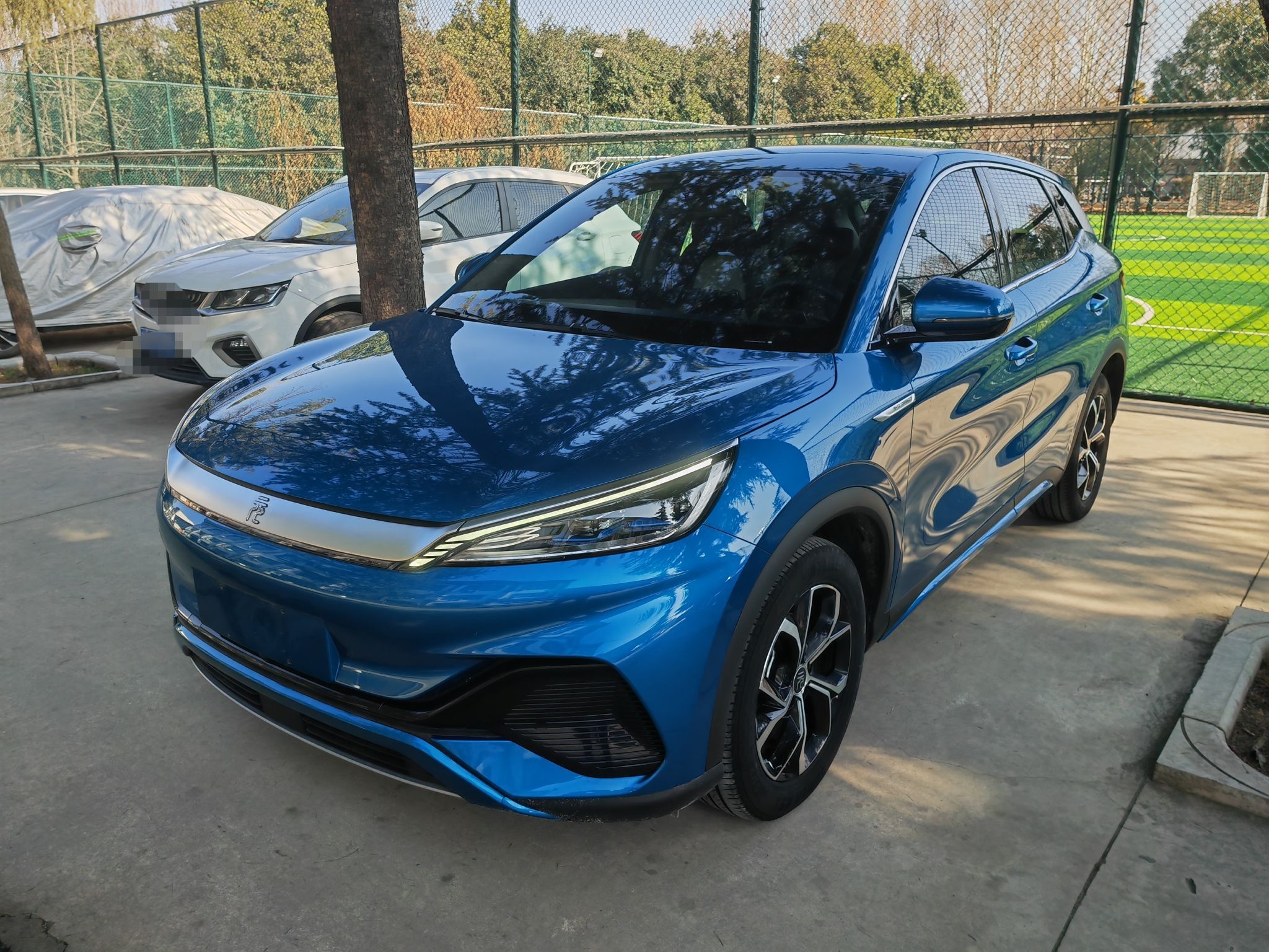 Под передней частью автомобиля