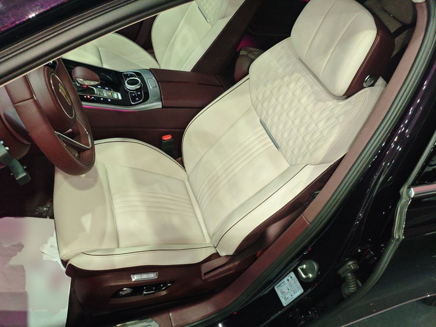 المقاعد الأمامية داخل السيارة