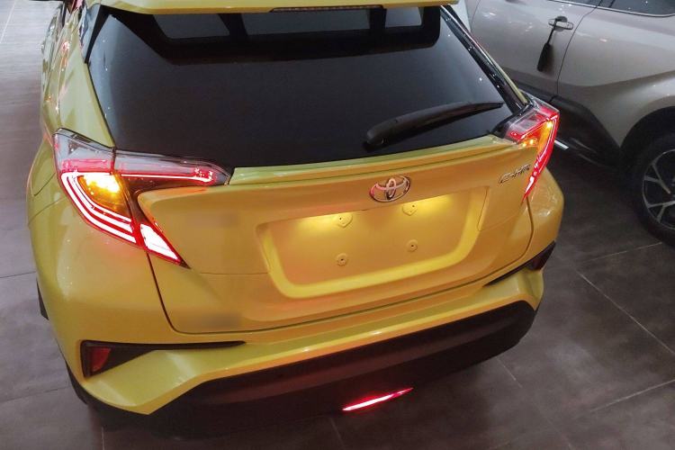 Used Toyota C-HR 2018 2.0L Luxury Sunroof Version China VI Standard Exterior 4