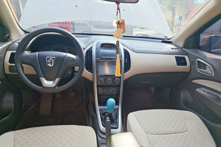 Used Baojun 630 2013 1.5L manual standard version
