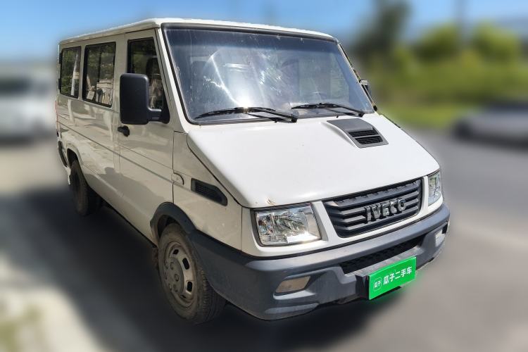 Used Iveco Daily 2020 2.5T A35 Passenger Van with Dual Tires Low Roof 5-9 Seats China V Emission Standard Front Right 45 Deg