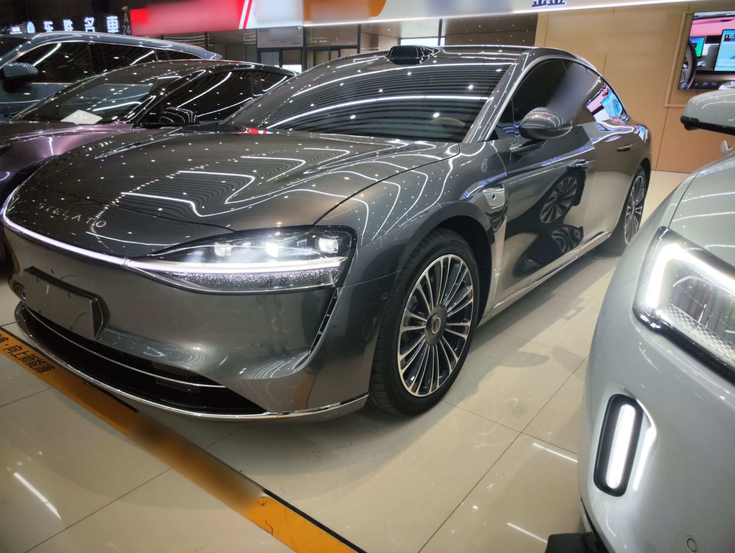 تحت مقدمة السيارة