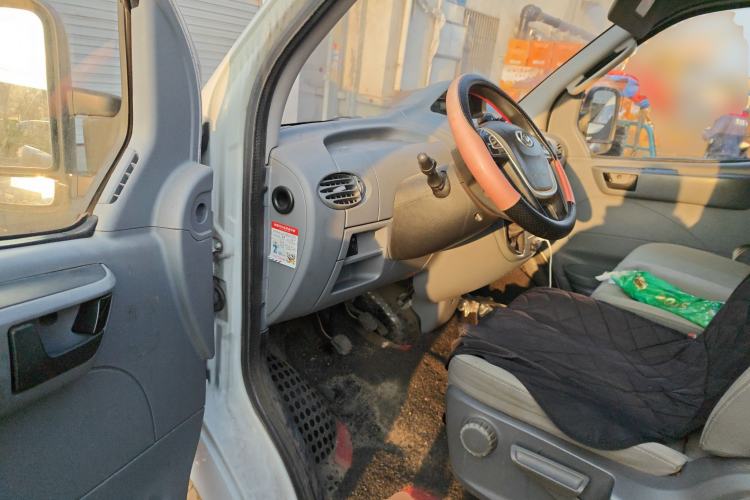 Used SAIC MAXUS Xintu V80 2021 2.0T Manual Classic City Delivery King Short Wheelbase Mid-Roof Design 3 Seats