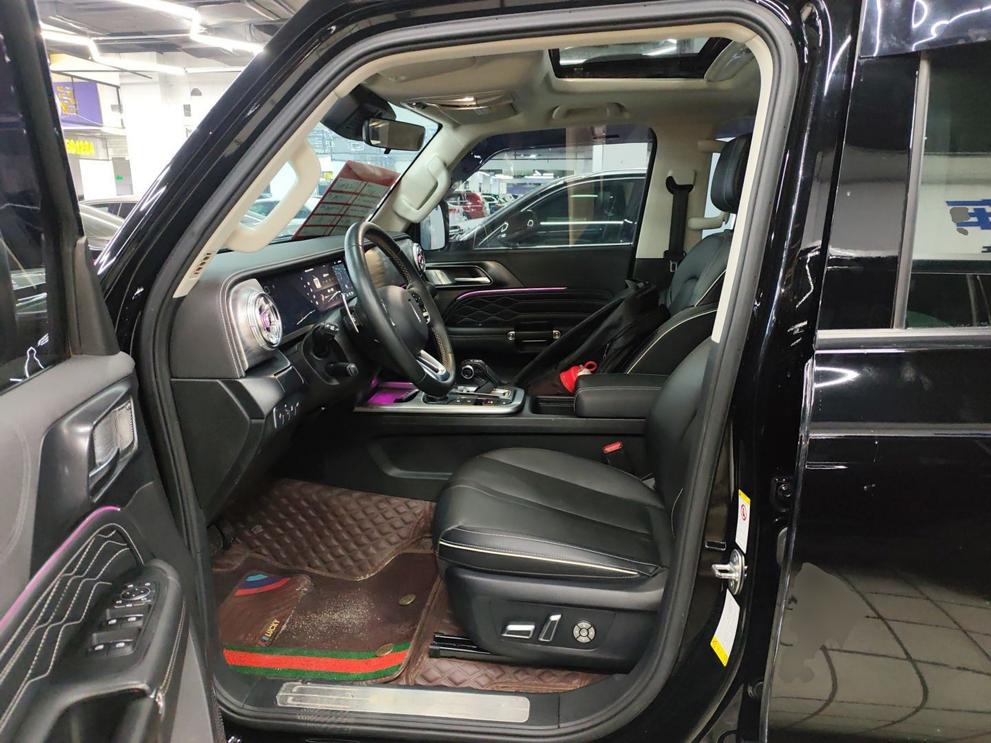 المقاعد الأمامية داخل السيارة