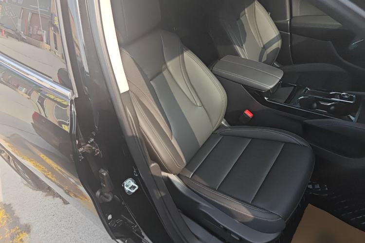 Used Buick Envision 2025 25T Entry-Grade Platinum Edition Right Front Seat