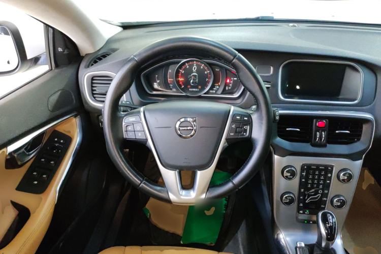 Used Volvo V40 2017 T4 Smart Luxury Edition