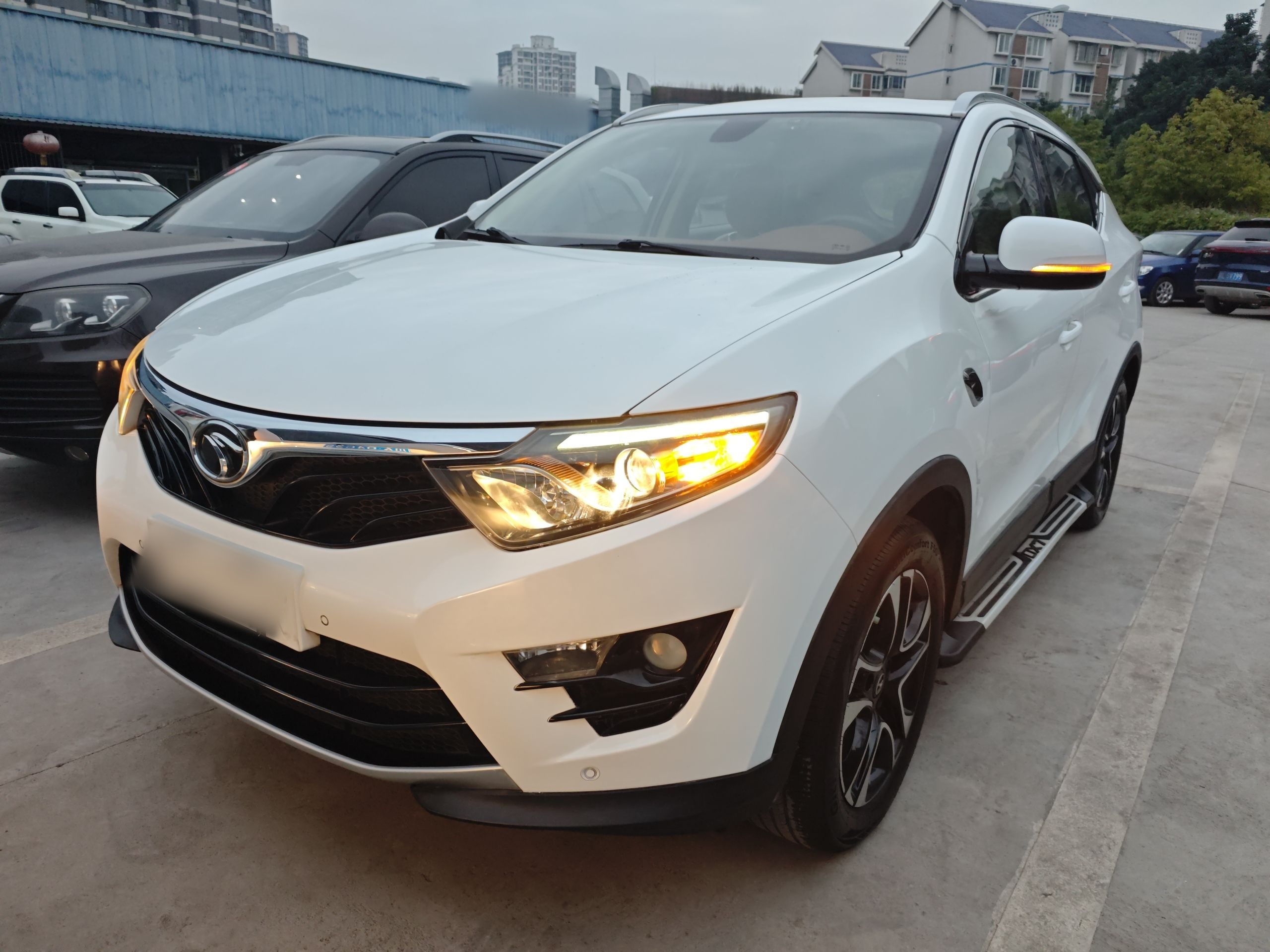 Под передней частью автомобиля